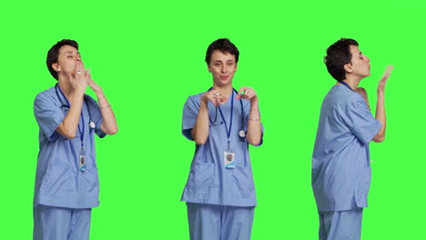 Kokette-Süße-Krankenschwester-Wirft-Luftküsse-Vor-Greenscreen-Hintergrund